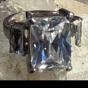 Elegant Silver Ring with Clear Gemstones